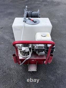Remorque portable alimentée par un moteur Honda GX 200 de 6,5 ch offrant 2200 psi