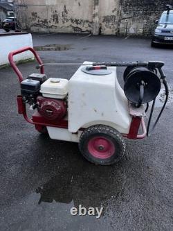 Remorque portable alimentée par un moteur Honda GX 200 de 6,5 ch offrant 2200 psi