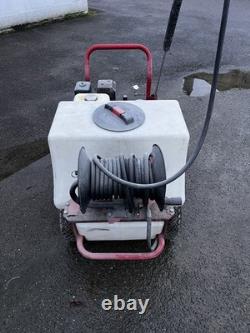 Remorque portable alimentée par un moteur Honda GX 200 de 6,5 ch offrant 2200 psi